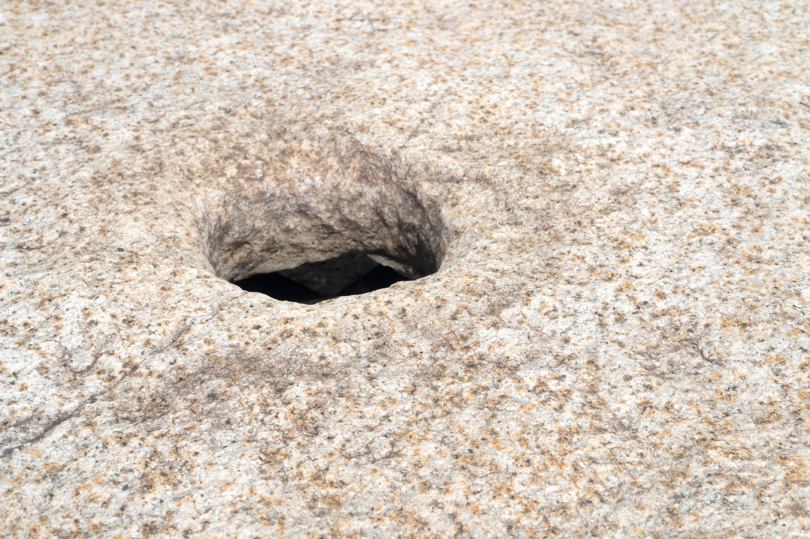 Vintage Granite Well Cover on Powder Coat Steel Base